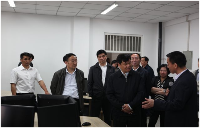 杜副部长详细询问华山中学教师信息化教学应用情况，并查看教师备课室